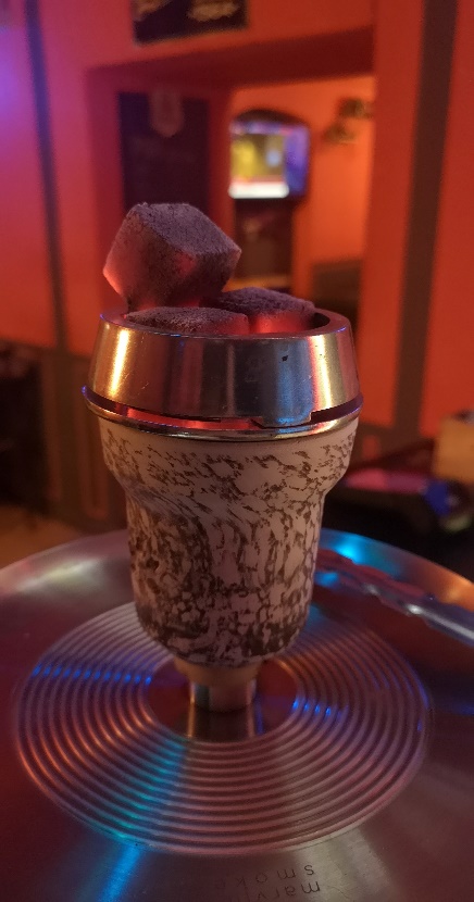 Interiér baru Aventin s dýmkami